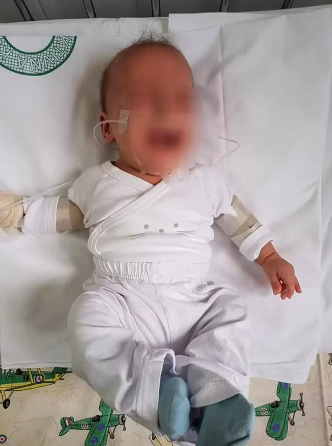 Bức hình cặp song sinh 5 tháng tuổi bị trói chặt trên giường bệnh và sự thật gây sốc khiến ai cũng phẫn nộ - Ảnh 4.