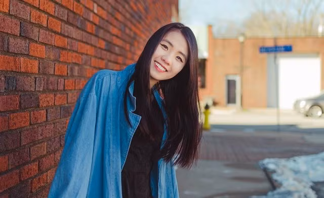  Cuộc sống tự lập khiến Linh phải lên kế hoạch giờ nào học, giờ nào chơi. Chuẩn bị bài tập và đi ngủ lúc mấy giờ để đảm bảo rằng ngày mai có thể tự dậy sớm được. 
