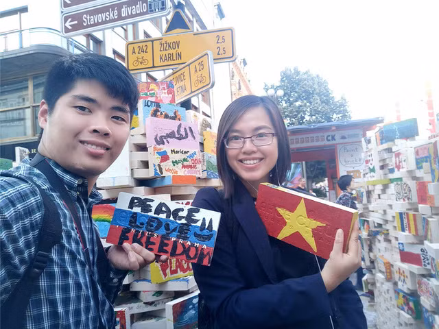  Mạnh Hà chụp với bạn đi dạo phố sau giờ học tại CH Séc. 