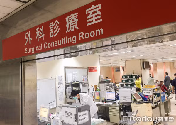 Mặc dù rất đau nhưng người đàn ông vẫn không chịu phẫu thuật.