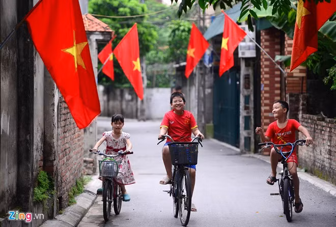 Sau khi làm một số việc nhà, Thái và em gái cùng đạp xe đi dạo quanh xóm. Cậu bé 11 tuổi đạo diễn các game show truyền hình trên giấy