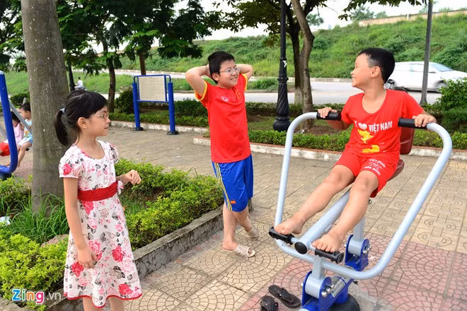 Sau 30 phút luyện tập, em nghỉ ngơi, thư giãn và trò chuyện với bạn bè. Trong tương lai, Thái mơ ước trở thành thầy giáo. Cậu bé 11 tuổi đạo diễn các game show truyền hình trên giấy