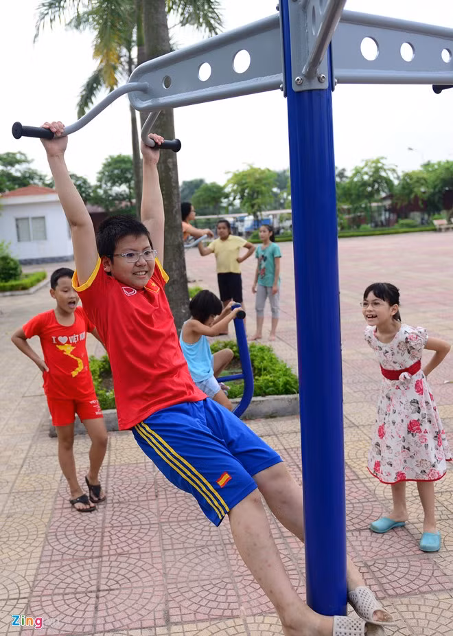 Tiếp đó, cả 3 di chuyển qua khu vực thể dục, thể thao để tập luyện, tăng cường sức khỏe. Nhằm cải thiện chiều cao và luyện cơ chắc khỏe, Thái Mèo thường chọn những môn như kéo xà, gập bụng... Cậu bé 11 tuổi đạo diễn các game show truyền hình trên giấy