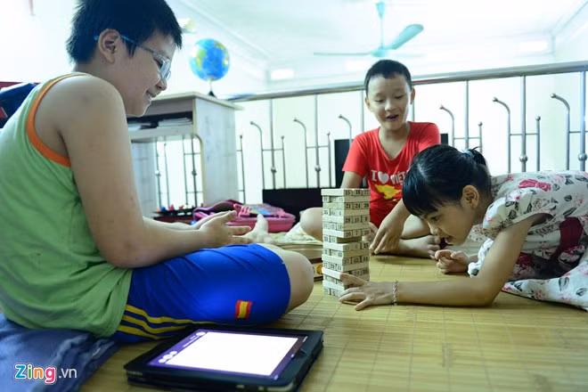 Kết thúc giờ tự học, Thái và em gái cùng chơi với cậu bạn hàng xóm. Theo chia sẻ của anh Điệp, cậu bé không ham mê các trò chơi điện tử. Đồ chơi của Thái hầu hết là những loại phát triển trí tuệ, kích thích lối tư duy. Cậu bé 11 tuổi đạo diễn các game show truyền hình trên giấy