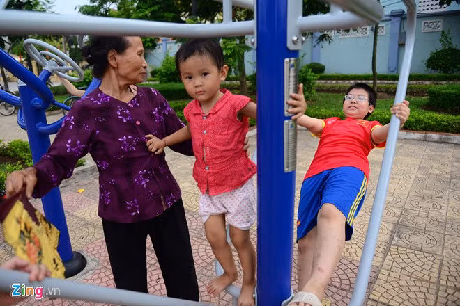 Đến nay, chàng trai mới tham gia những hoạt động này được 3 tuần. Ngoài việc đem lại sức khỏe tốt, đây cũng là nơi giúp Việt Thái vui chơi, giao lưu với bạn bè cùng trang lứa, phát huy khả năng giao tiếp. Cậu bé 11 tuổi đạo diễn các game show truyền hình trên giấy