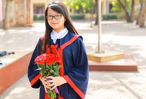 Chân dung thủ khoa Học viện Báo chí Tuyên truyền năm nay. Chân dung thủ khoa Học viện Báo chí Tuyên truyền năm nay.