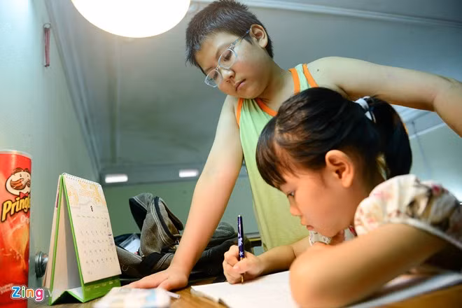 Anh Nguyễn Hồng Điệp - bố của Việt Thái - cho biết, từ nhỏ, Thái đã biểu hiện là cậu bé thông minh. Em biết đọc từ năm 2 tuổi rưỡi qua sự chỉ dẫn của bà. Bên cạnh đó, Thái cũng có trí nhớ rất tốt, tính tự giác cao, thường xuyên hướng dẫn em gái học tập. . Cậu bé 11 tuổi đạo diễn các game show truyền hình trên giấy