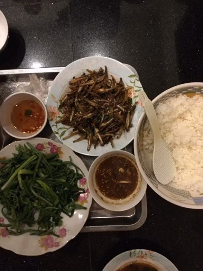 mon an "nha ngheo" theo chan hoai linh sang my, tung vac vao ca tiem vang? - 7