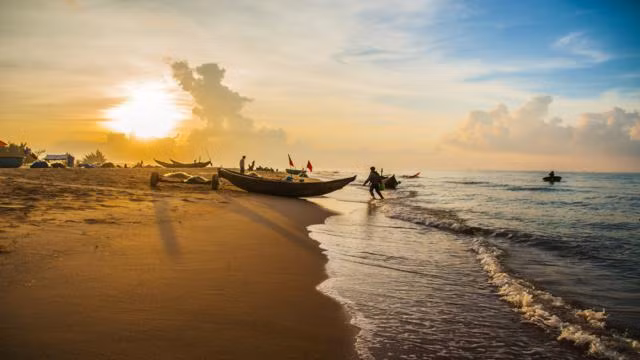 Biển rất sạch, trong vắt, dọc bờ biển là những mỏm đá với nhiều hình thù độc đáo trông thật đẹp mắt Top 10 bãi biển đẹp nhất Việt Nam