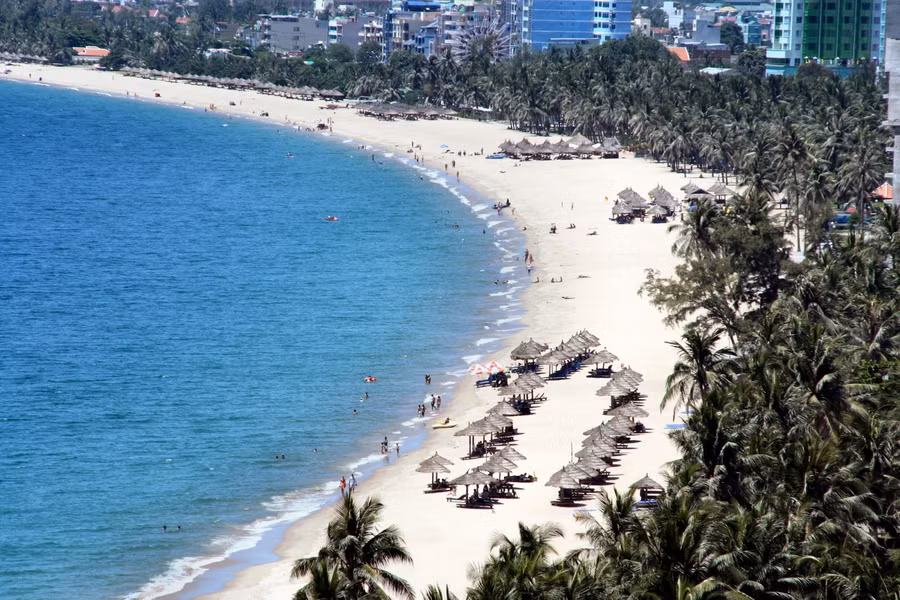 Bãi biển Mỹ Khê nổi tiếng với cát trắng mịn, sóng biển ôn hòa, nước ấm quanh năm, cùng hàng dừa thơ mộng, đẹp tuyệt vời bao quanh Top 10 bãi biển đẹp nhất Việt Nam