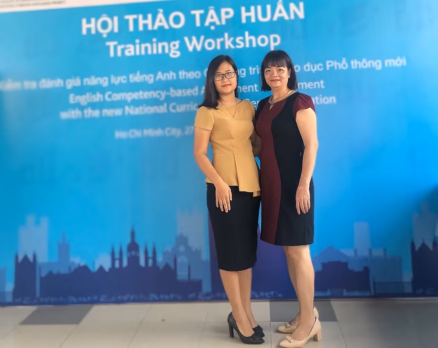 Cô giáo Hà Ánh Phượng đã cùng bà Phùng Thị Hoàng Yến – chuyên viên tiếng Anh (Sở GD&amp;ĐT tỉnh Phú Thọ) tham gia, chia sẻ kinh nghiệm dạy học tại nhiều hội thảo lớn nhỏ.