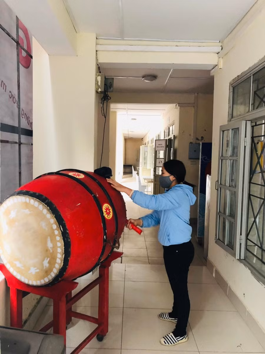 Cô Lưu Thị Lập - Hiệu trưởng nhà trường chia sẻ: "Để đảm bảo giãn cách theo quy định, trong buổi sáng nay chỉ có học sinh 4 lớp 12 được đi học, còn lại sẽ học luân phiên. Khi lại được nghe tiếng trống trường vang lên từng hồi khỏe khoắn sau 7 tháng nằm im lìm vì vắng bóng các em, trong lòng cả thầy và trò đều có chung một cảm giác bồi hồi, xúc động".