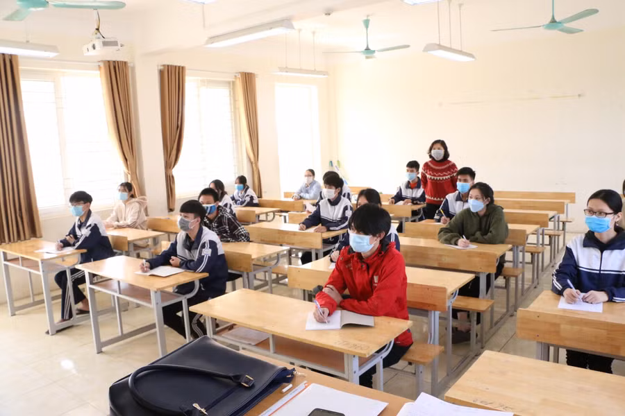 "Việc thành phố bố trí cho học sinh lớp 12 học trực tiếp luân phiên, thực hiện triệt để "một cung đường, hai điểm đến" giúp giảm thời gian các em tập trung tại trường; kịp thời đảm bảo kiến thức cho học sinh để chuẩn bị cho kỳ thi tốt nghiệp THPT sắp tới", thầy Kỳ Nam nhấn mạnh.
