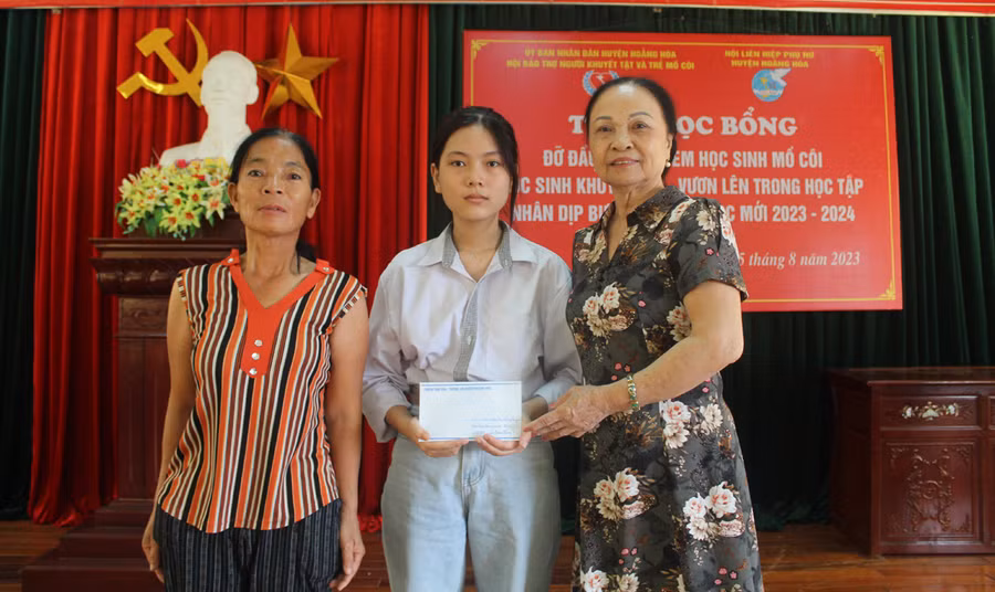 Em Lương Thị Hồng Quyên, lớp 11A12, Trường THPT Hoằng Hóa 2 (giữa) tại lễ trao học bổng. Ảnh: LT. Em Lương Thị Hồng Quyên, lớp 11A12, Trường THPT Hoằng Hóa 2 (giữa) tại lễ trao học bổng. Ảnh: LT.