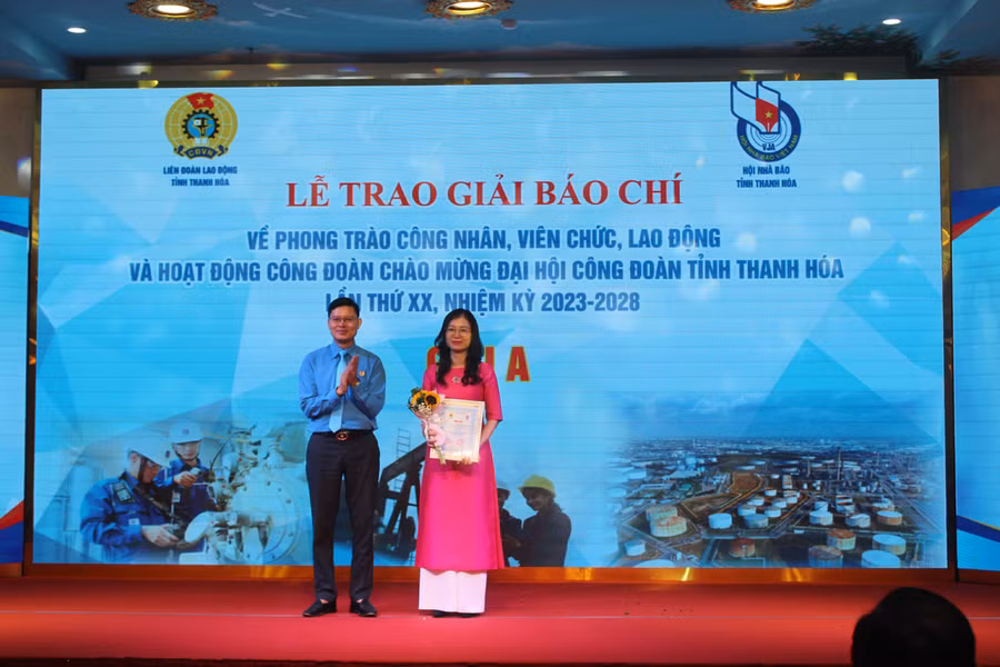 Tác giả Nguyễn Thị Thanh Huê (Báo Thanh Hóa) đạt giải A loại hình báo in với tác phẩm: Chuyên đề "Phát huy tinh thần sáng tạo của người lao động xứ " (3 kỳ). Ảnh: LT. Tác giả Nguyễn Thị Thanh Huê (Báo Thanh Hóa) đạt giải A loại hình báo in với tác phẩm: Chuyên đề "Phát huy tinh thần sáng tạo của người lao động xứ " (3 kỳ). Ảnh: LT.
