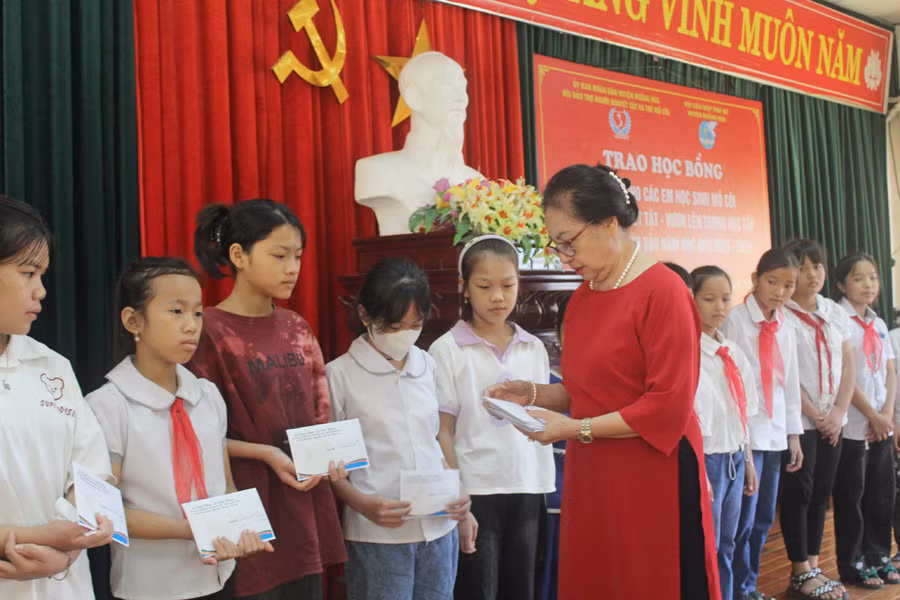 Tiến sĩ Lê Bích Thắng trao học bổng cho 20 học sinh mồ côi, hoàn cảnh khó khăn. Ảnh: LT. Tiến sĩ Lê Bích Thắng trao học bổng cho 20 học sinh mồ côi, hoàn cảnh khó khăn. Ảnh: LT.