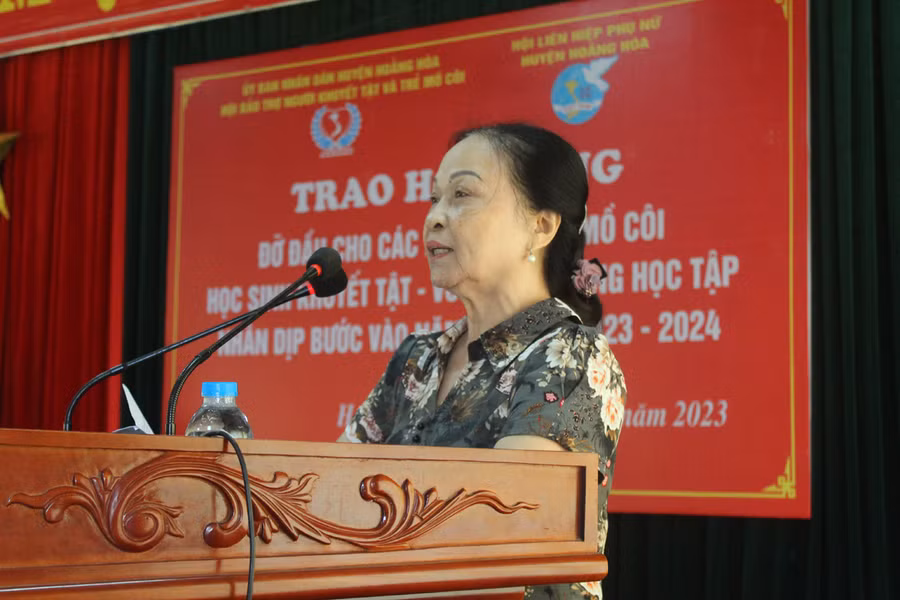 Bà Nguyễn Thị Hồng Phơ - Chủ tịch Hội Bảo trợ người khuyết tật và trẻ mồ côi huyện Hoằng Hóa phát biểu khai mạc. Bà Nguyễn Thị Hồng Phơ - Chủ tịch Hội Bảo trợ người khuyết tật và trẻ mồ côi huyện Hoằng Hóa phát biểu khai mạc.