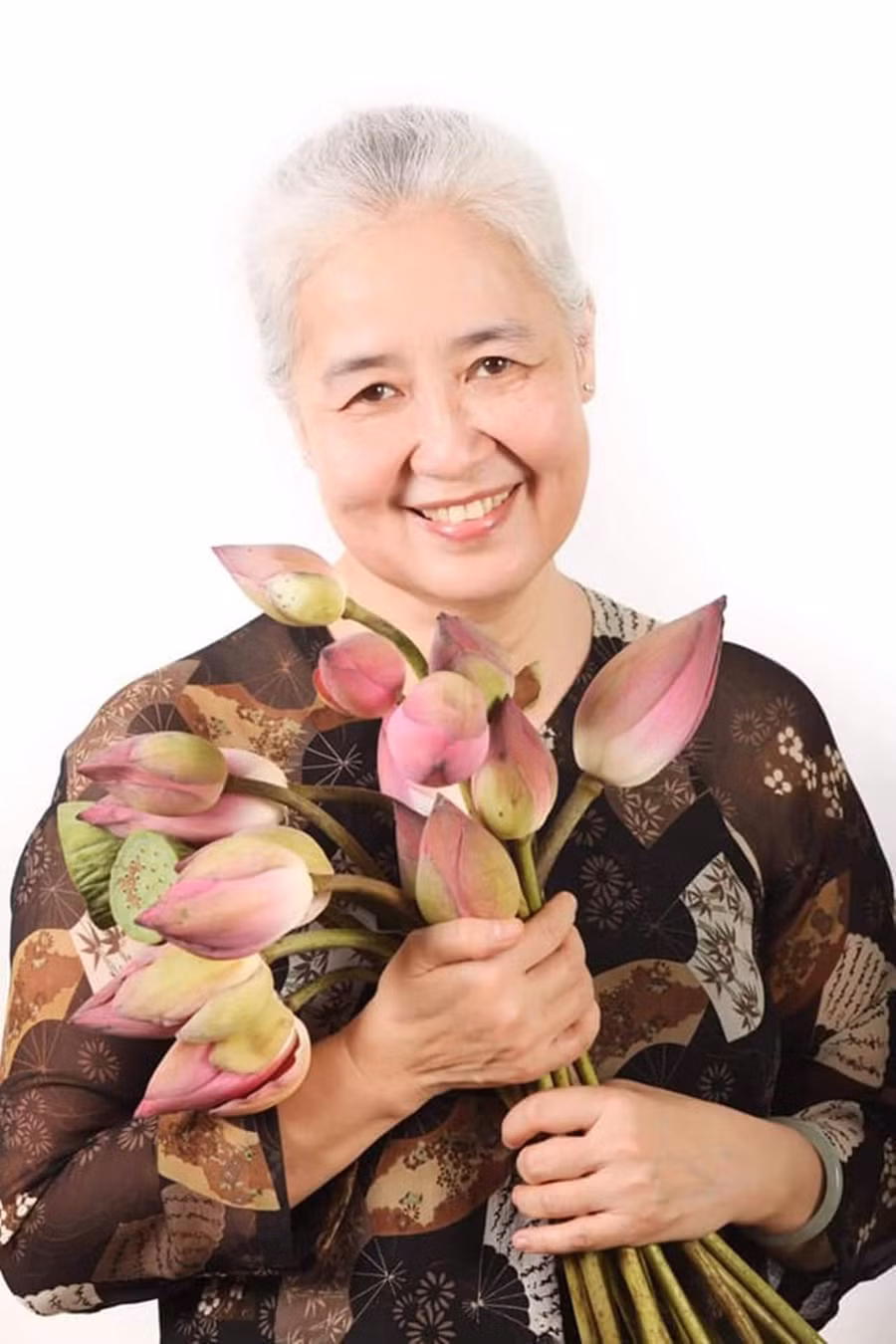Không còn bon chen, đầu bếp Nguyễn Dzoãn Cẩm Vân đã xuống tóc đi tu buông bỏ bụi trần