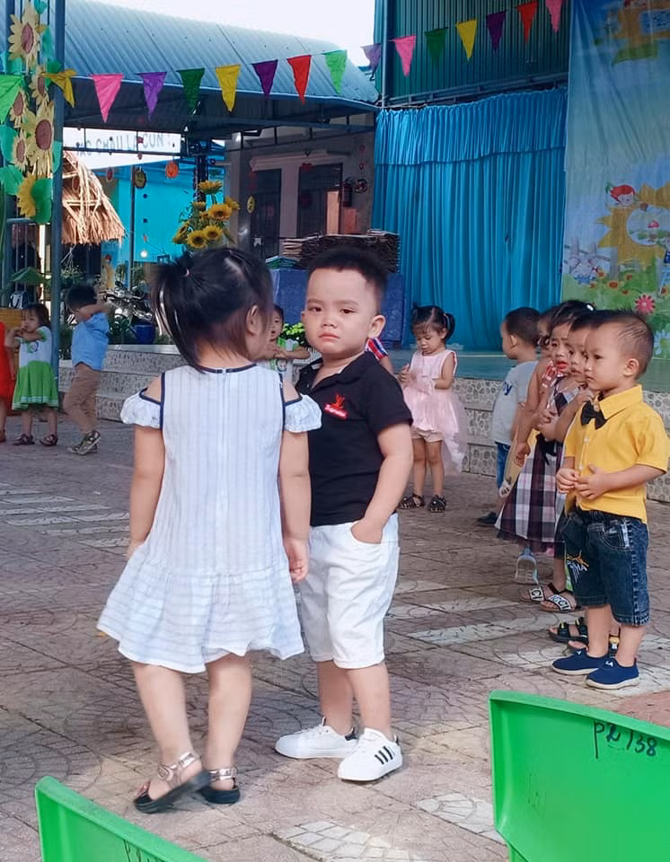 Khóc nhưng tay vẫn phải đút túi cơ, bảnh thế.