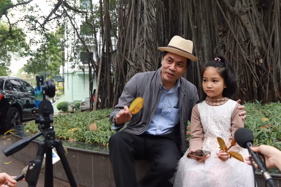 Nhà thơ Hữu Việt và nhà thơ “nhí” Đoàn Lữ Thụy Phương (9 tuổi)