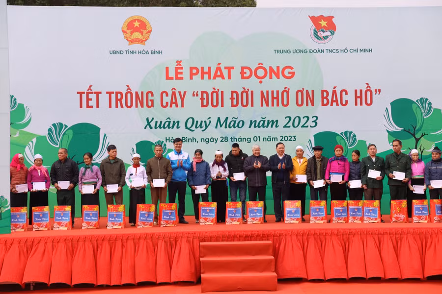Ban tổ chức tặng quà cho những gia đình chính sách. Ban tổ chức tặng quà cho những gia đình chính sách.