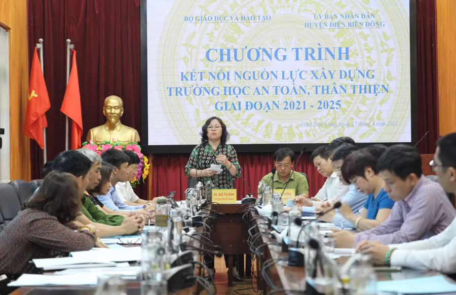Thứ trưởng Ngô Thị Minh làm việc với lãnh đạo huyện ủy, HĐND, UBND huyện Điện Biên Đông.