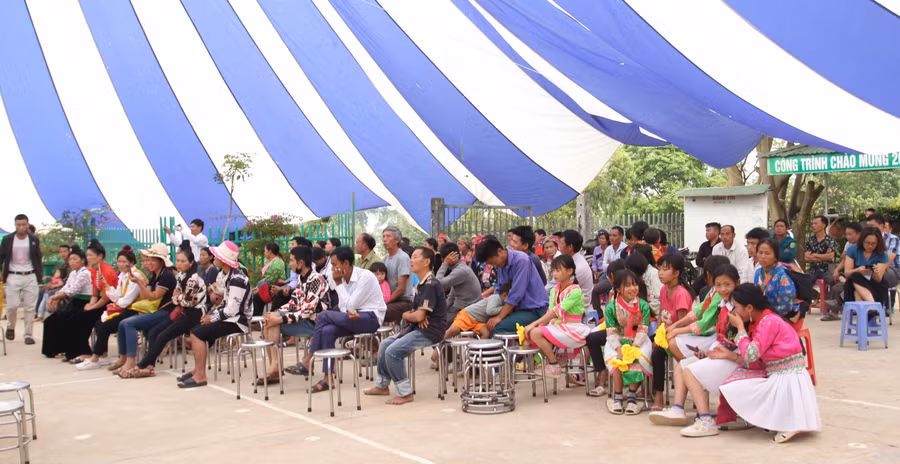 Đông đảo phụ huynh, học sinh và nhân dân xã Keo Lôm, huyện Điện Biên Đông đến dự lễ trao quà trong chương trình "Điều ước cho em".