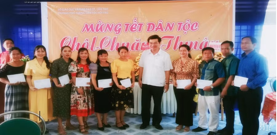 Ông Trần Thanh Bình, Giám đốc Sở GD&ĐT Cần Thơ tặng quà cán bộ quản lý, giáo viên Trường Phổ thông Dân tộc nội trú.