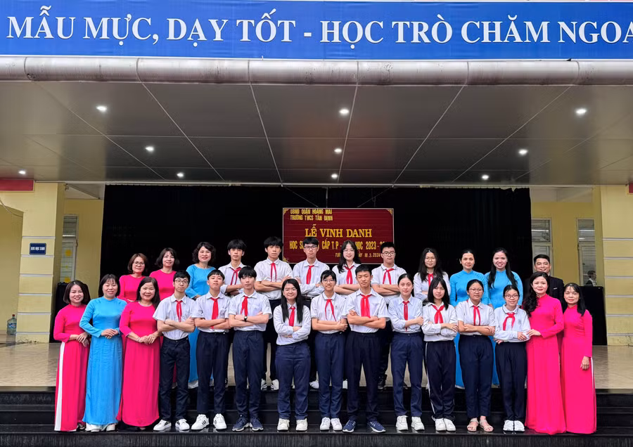 Các thầy cô giáo trong lễ vinh danh các em đạt giải tại kỳ thi Học sinh giỏi cấp thành phố năm học 2023-2024.