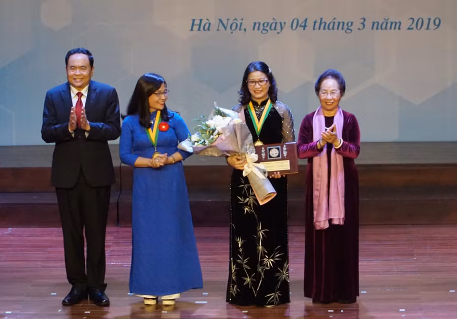 Chủ tịch Ủy ban T.Ư Mặt trận Tổ quốc Việt Nam Trần Thanh Mẫn và GS.TS Nguyễn Thị Doan - nguyên Phó Chủ tịch nước, Chủ tịch Hội Khuyến học Việt Nam, Chủ tịch UBGT Kovalevskaia trao giải thưởng cho GS.TS Nguyễn Thị Lan (thứ hai từ phải qua)