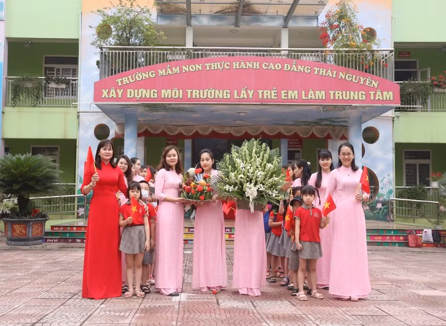 Hoạt động về nguồn ý nghĩa đã thu hút đông đảo giáo viên và học sinh tham gia