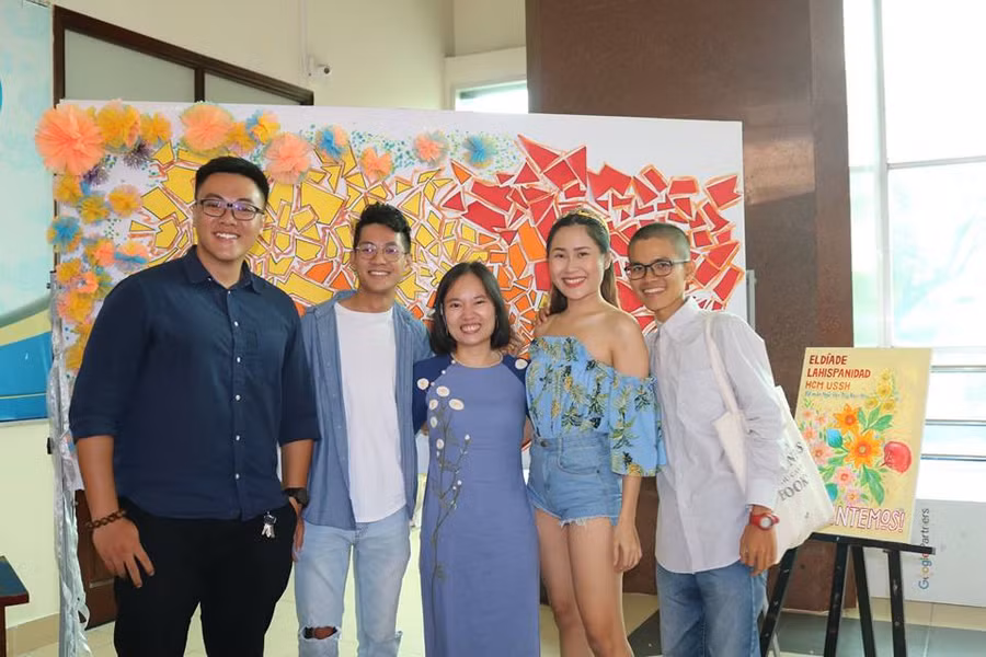 ThS Đỗ Huyền Thanh (chính giữa) cùng các cựu sinh viên - Ảnh: OCER ThS Đỗ Huyền Thanh (chính giữa) cùng các cựu sinh viên - Ảnh: OCER
