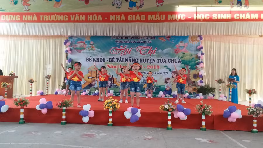 Các bé học sinh dân tộc thiểu số từ các điểm trường đặc biệt khó khăn tự tin trong phần thi tài năng