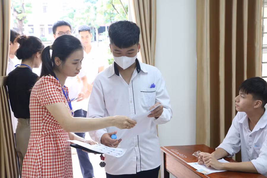 Các thí sinh được giám thị gọi vào phòng thi tại điểm thi Trường THPT Ngô Quyền - TP Nam Định.