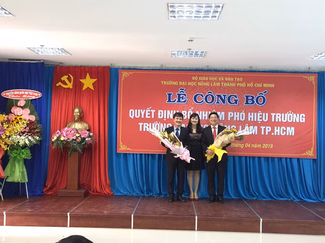 Đại diện các đơn vị phòng, khoa trong trường tặng hoa chúc mừng cho hai tân Hiệu phó nhà trường