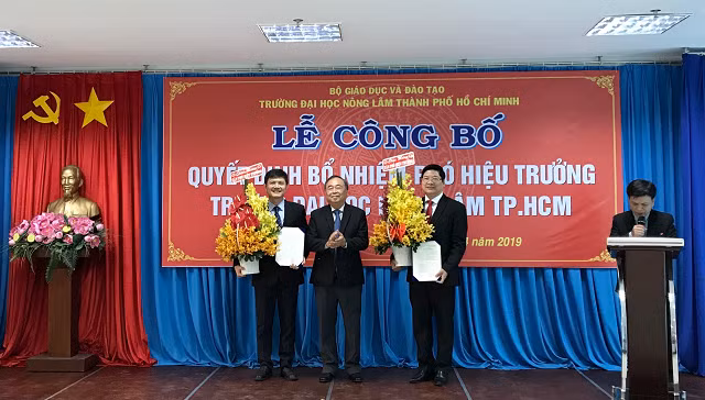 GS Nguyễn Hay (giữa)- Hiệu trưởng Trường ĐH Nông Lâm TPHCM trao quyết định của Bộ trưởng Bộ GD&ĐT cho hai tân Hiệu phó nhà trường