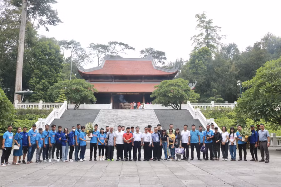 Ban tổ chức Press Cup 2023 cùng các đội bóng chụp ảnh kỷ niệm tại khu di tích K9.