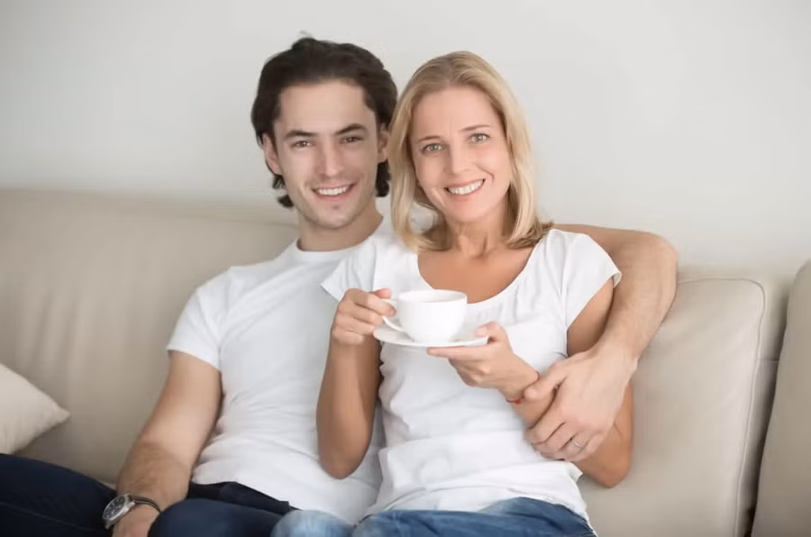 Việc hẹn hò với một người đàn ông trẻ có thể khiến phụ nữ cảm thấy như mình đang kiểm soát chứ không phải ngược lại. (Ảnh: ITN). Việc hẹn hò với một người đàn ông trẻ có thể khiến phụ nữ cảm thấy như mình đang kiểm soát chứ không phải ngược lại. (Ảnh: ITN).