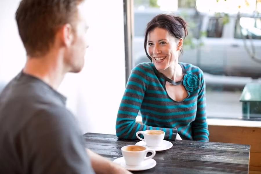 Đối với một phụ nữ lớn tuổi đang tìm kiếm sự lãng mạn, việc hẹn hò với người đàn ông trẻ hơn có thể mở ra những cánh cửa mới. (Ảnh: ITN). Đối với một phụ nữ lớn tuổi đang tìm kiếm sự lãng mạn, việc hẹn hò với người đàn ông trẻ hơn có thể mở ra những cánh cửa mới. (Ảnh: ITN).