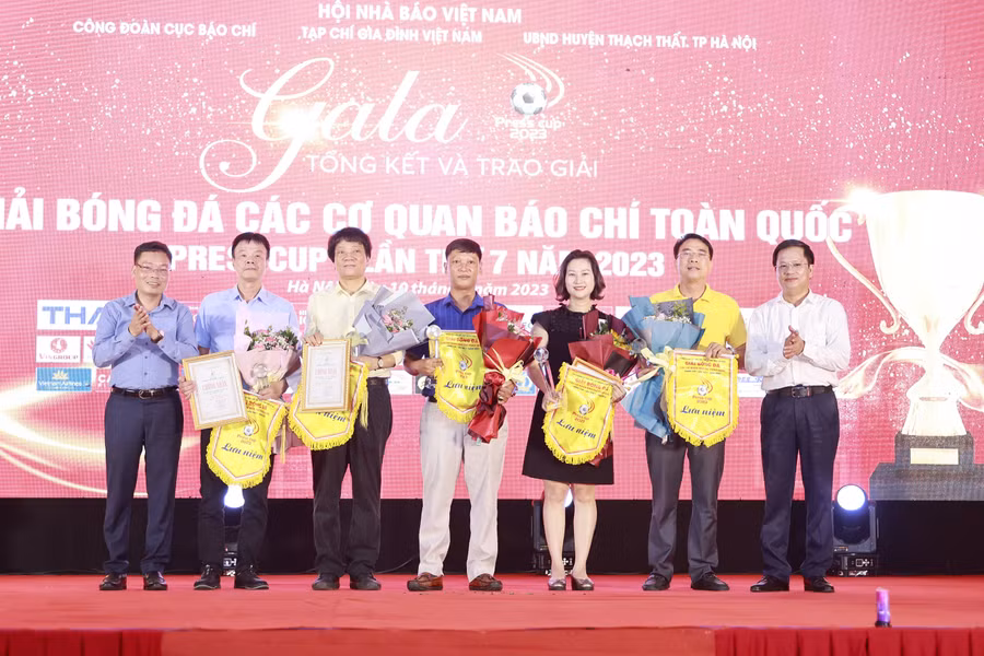 Đại diện Ban tổ chức tặng hoa và quà lưu niệm cho đơn vị tài trợ Press Cup 2023.