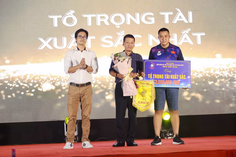 Đại diện Ban tổ chức tặng hoa và phần thưởng cho tổ trọng tài điều hành chung kết Press Cup 2023.