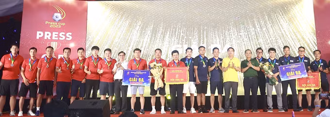 Hai đội bóng đạt giải Ba nhận thưởng của Ban tổ chức.