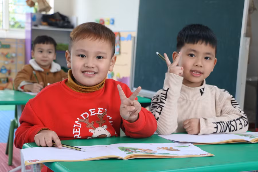 Khi trẻ nghỉ ở nhà, các cô giáo thường xuyên gửi video bài giảng về cho phụ huynh dạy trẻ.