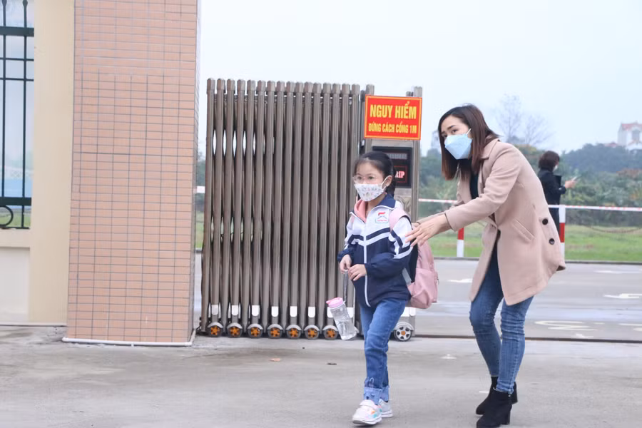 Cô giáo hướng dẫn học sinh lối vào lớp.