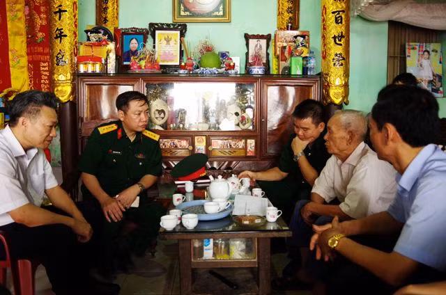 Đoàn đến thăm gia đình liệt sĩ Trần Quang Khải