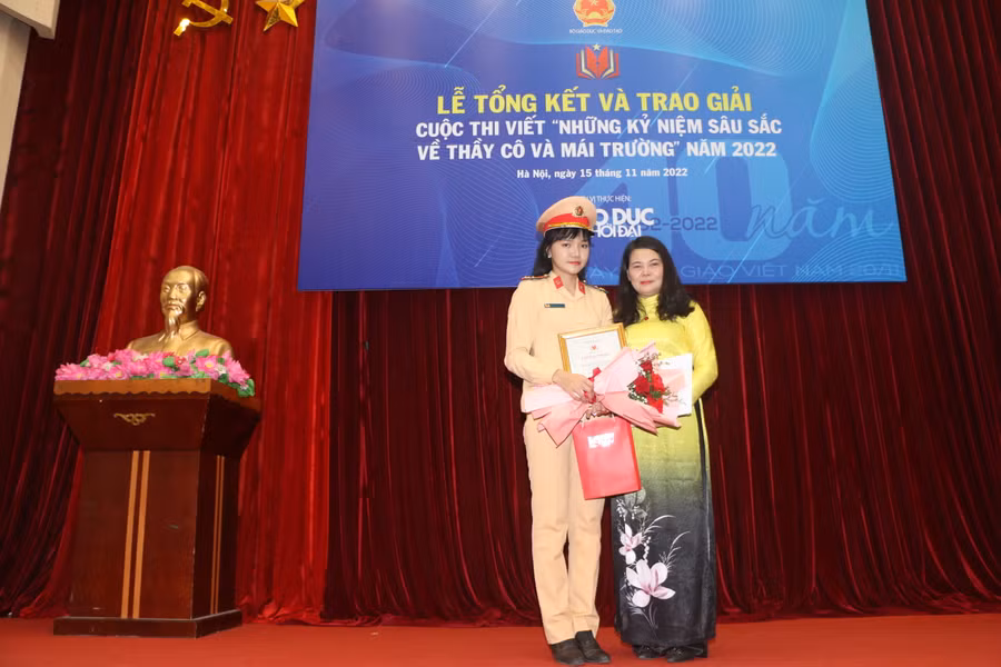 Cô Phạm Thị Hường (bìa phải) - giáo viên Trường THCS Phú Diễn, Bắc Từ Liêm, Hà Nội.