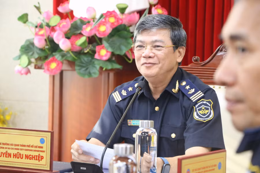 Ông Nguyễn Hữu Nghiệp – Phó Cục trưởng Cục Hải quan TPHCM trao đổi với báo chí. Ảnh: Minh Mẫn.