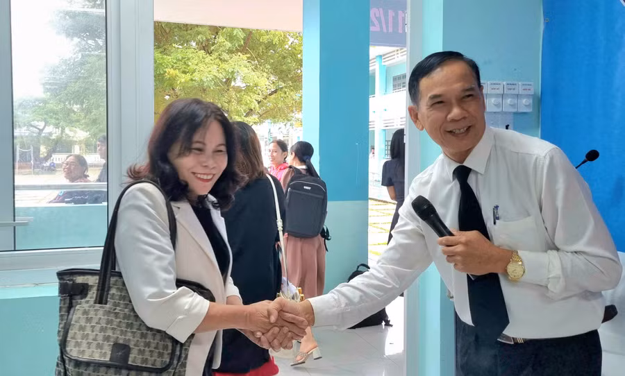 Thầy Tuệ cảm ơn các đồng nghiệp tham dự tiết dạy trình diễn.