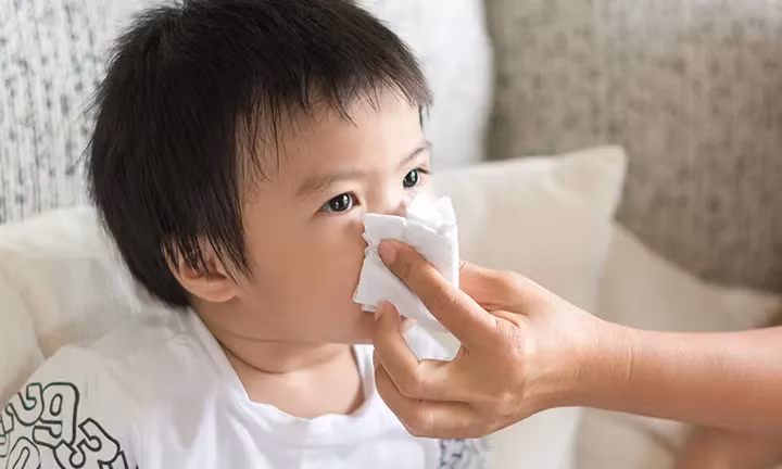 “Đờm” mà nhiều bậc cha mẹ phát hiện chính là... dịch mũi chảy xuống. (Ảnh: ITN) “Đờm” mà nhiều bậc cha mẹ phát hiện chính là... dịch mũi chảy xuống. (Ảnh: ITN)