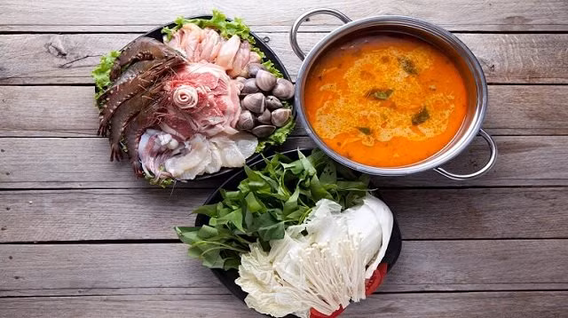 Thả sả vào nồi nước lẩu hải sản sẽ ngon hơn.